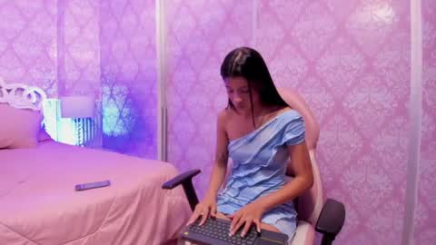 Snapshot of isa_little4u chatting on June 25, 10:31 am online show from June 25, 10:31 am