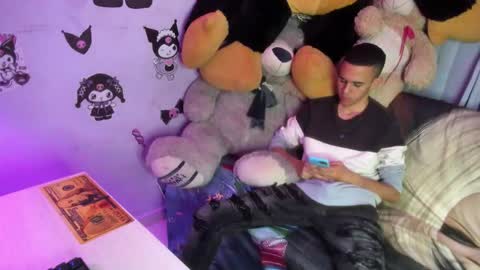 Snapshot of isaaclatino chatting on February 4, 5:24 am isaac online show from February 4, 5:24 am