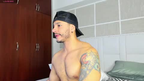 Snapshot of isaacs11 chatting on July 13, 12:52 pm Isaac Surez online show from July 13, 12:52 pm