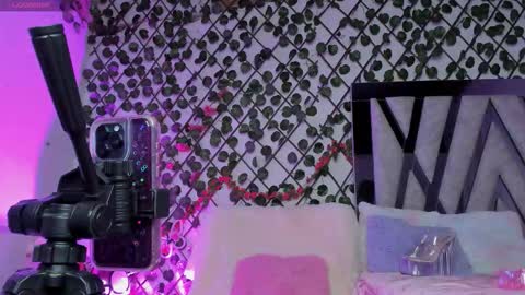 Snapshot of isabel_jamess chatting on February 20, 11:49 pm Isa online show from February 20, 11:49 pm