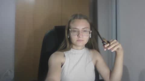 isabel_loveee online show from September 17, 8:10 pm