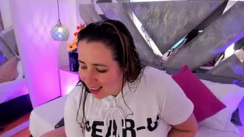 Snapshot of isabela_parkerr chatting on June 3, 12:19 pm Mommy Isa online show from June 3, 12:19 pm