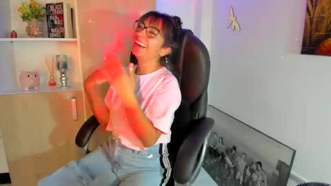 Snapshot of isabella22_1 chatting on March 4, 9:43 pm Isabella22 1 online show from March 4, 9:43 pm