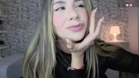 Snapshot of isabella_bliss chatting on July 11, 11:28 pm isabella_bliss online show from July 11, 11:28 pm