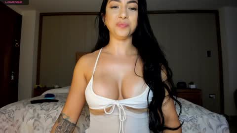 Snapshot of isabellabeker_ chatting on December 4, 1:58 am ISABEL online show from December 4, 1:58 am