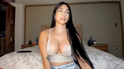 Snapshot of isabellabeker_ chatting on January 21, 7:47 am ISABEL online show from January 21, 7:47 am