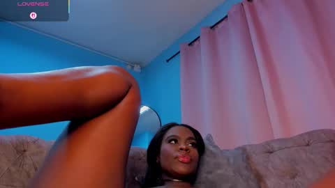 Snapshot of isabellabroms21 chatting on December 19, 2:29 am v online show from December 19, 2:29 am