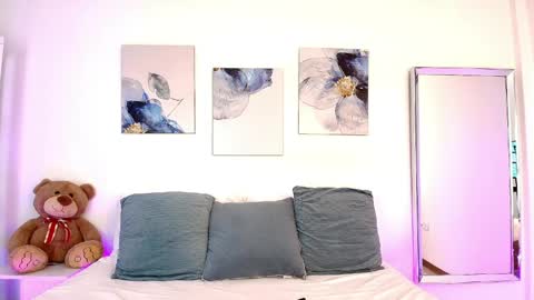 Isabella  online show from April 10, 1:27 pm