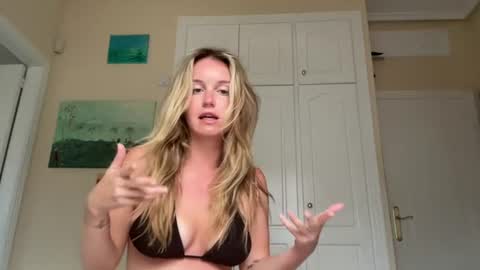 isabellesings online show from August 7, 6:10 pm