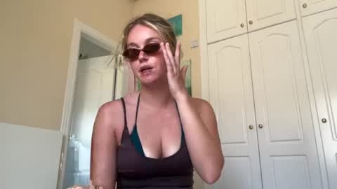 isabellesings online show from August 9, 2:11 pm