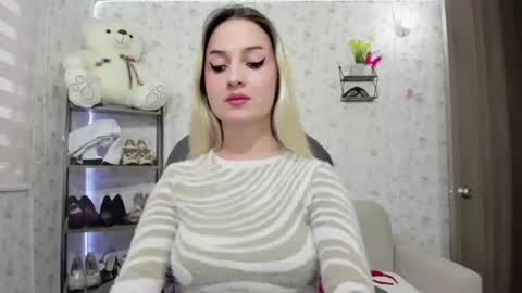 Snapshot of isablonde1 chatting on June 8, 8:20 pm ISABELLA online show from June 8, 8:20 pm