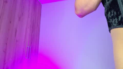 Isabella Hilton online show from March 5, 12:45 pm