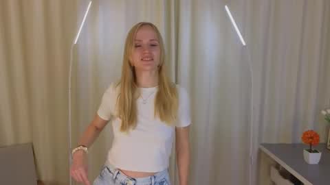 Snapshot of isauraluciano chatting on November 25, 4:12 am Olivia online show from November 25, 4:12 am