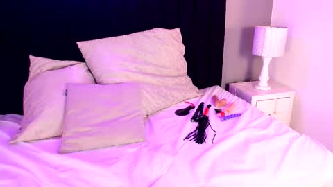 Isabela Isa for lovers online show from March 24, 9:42 pm