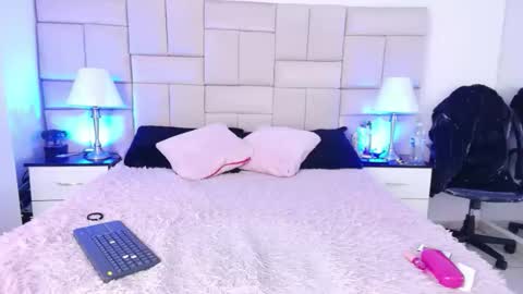 Snapshot of isis_loveyes_ chatting on April 21, 2:56 pm Pauli online show from April 21, 2:56 pm