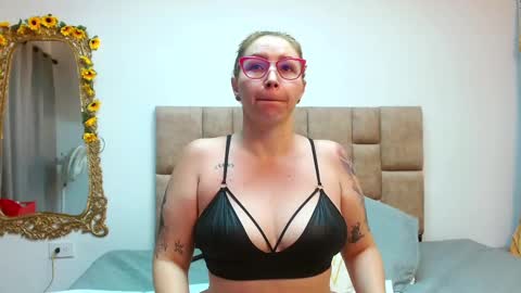 isisduzan online show from February 12, 9:31 am