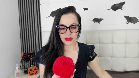 Isis Noir online show from October 25, 7:19 pm