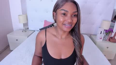 Snapshot of isla_scott chatting on February 17, 11:29 am Vanessa online show from February 17, 11:29 am