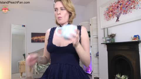 Snapshot of island_peach chatting on November 9, 2:15 pm Lou Peaches online show from November 9, 2:15 pm