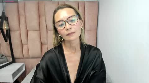 ISSA MILF online show from April 18, 7:58 pm