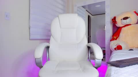 Snapshot of issabellarodriguez chatting on February 6, 9:53 am Isa online show from February 6, 9:53 am