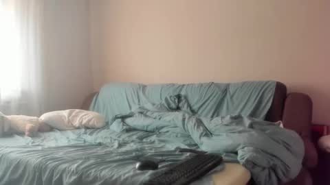 Issabelle online show from February 1, 6:45 am