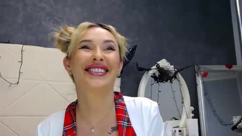 IssaSmyth online show from November 19, 7:41 am