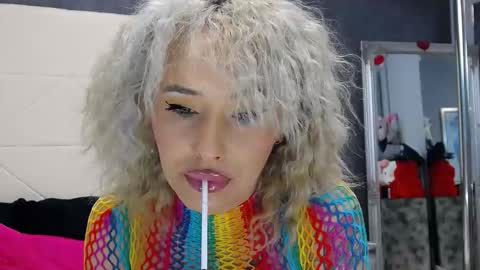 IssaSmyth online show from January 15, 4:22 pm