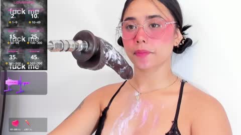 Snapshot of issie_cute chatting on December 16, 5:17 am Issie online show from December 16, 5:17 am