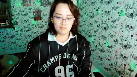 Yiz online show from May 15, 11:01 pm