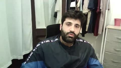 italianboybcn online show from October 31, 9:38 pm