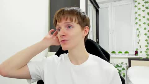 Snapshot of ithan_red chatting on February 21, 9:27 pm Ethan online show from February 21, 9:27 pm