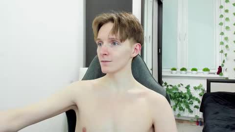 Snapshot of ithan_red chatting on March 4, 5:19 pm Ethan online show from March 4, 5:19 pm