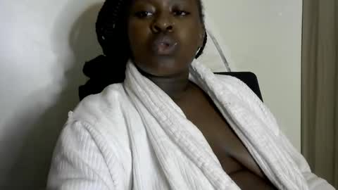 Snapshot of its_sweet chatting on December 2, 8:55 pm BigAss horny online show from December 2, 8:55 pm