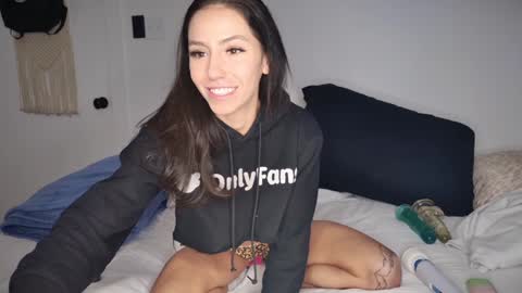 Snapshot of itscaylawatsun chatting on January 9, 11:02 pm itscaylawatsun online show from January 9, 11:02 pm