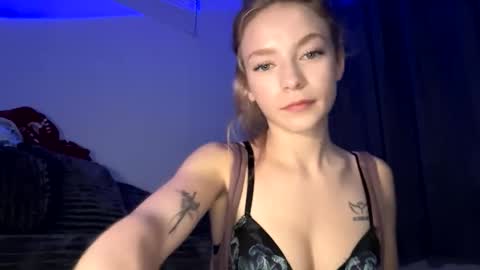 Snapshot of itsdanirose chatting on May 22, 2:19 am Danielle Rose online show from May 22, 2:19 am