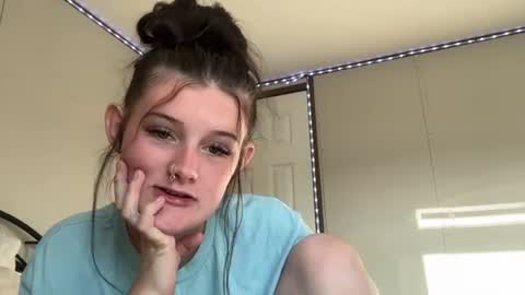 Snapshot of itskaylaaa chatting on June 16, 12:35 am itsKaylaaa online show from June 16, 12:35 am