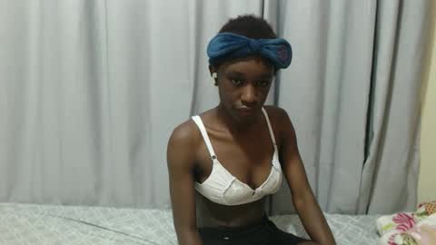 Snapshot of itslaynne chatting on October 9, 9:29 am Laynne online show from October 9, 9:29 am