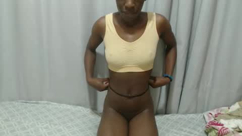 Snapshot of itslaynne chatting on November 4, 7:07 am Laynne online show from November 4, 7:07 am