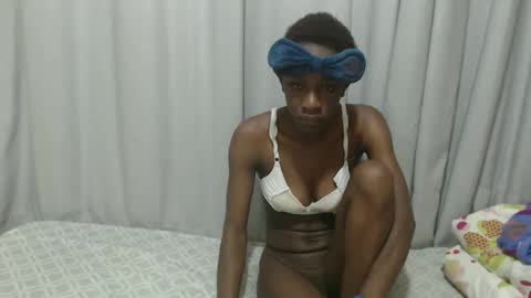 Snapshot of itslaynne chatting on November 9, 7:50 am Laynne online show from November 9, 7:50 am