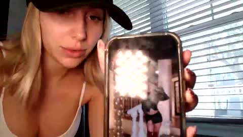 Snapshot of itsmealexisrae chatting on November 24, 6:18 pm Alexis Rae online show from November 24, 6:18 pm