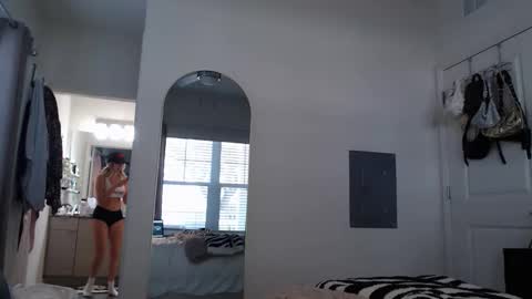 Snapshot of itsmealexisrae chatting on November 25, 5:24 pm Alexis Rae online show from November 25, 5:24 pm