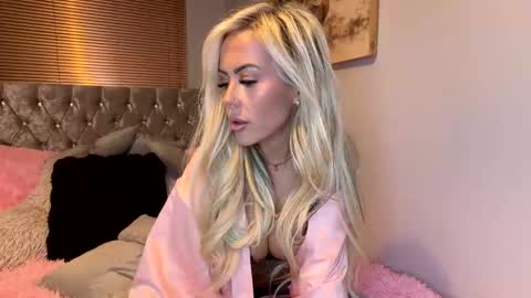 Lola online show from March 26, 8:03 pm