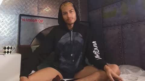 Snapshot of itszairen chatting on February 12, 4:29 am itszairen online show from February 12, 4:29 am