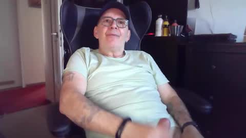 Snapshot of itunixx63 chatting on October 21, 8:26 am itunixx63 online show from October 21, 8:26 am