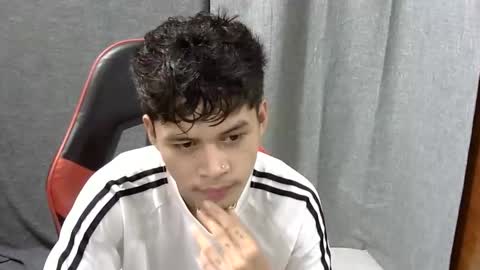 itzme_john online show from April 12, 9:09 pm