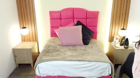 Snapshot of ivonneross_ chatting on February 16, 12:01 pm I V O N N E R O S S online show from February 16, 12:01 pm