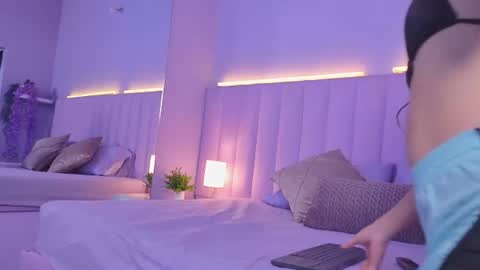 Snapshot of ivy_bloom_ chatting on July 23, 7:12 pm Ivy online show from July 23, 7:12 pm