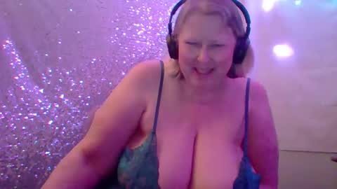 ivyjane3522 online show from May 9, 5:23 am