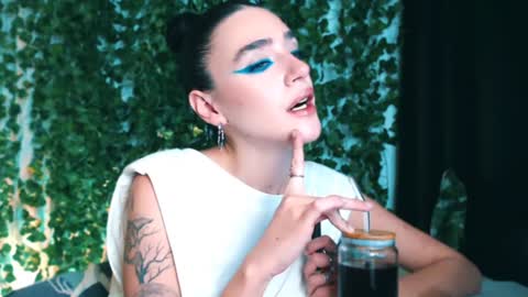 Snapshot of ivyjonson chatting on December 22, 4:59 pm Miss Ivy online show from December 22, 4:59 pm